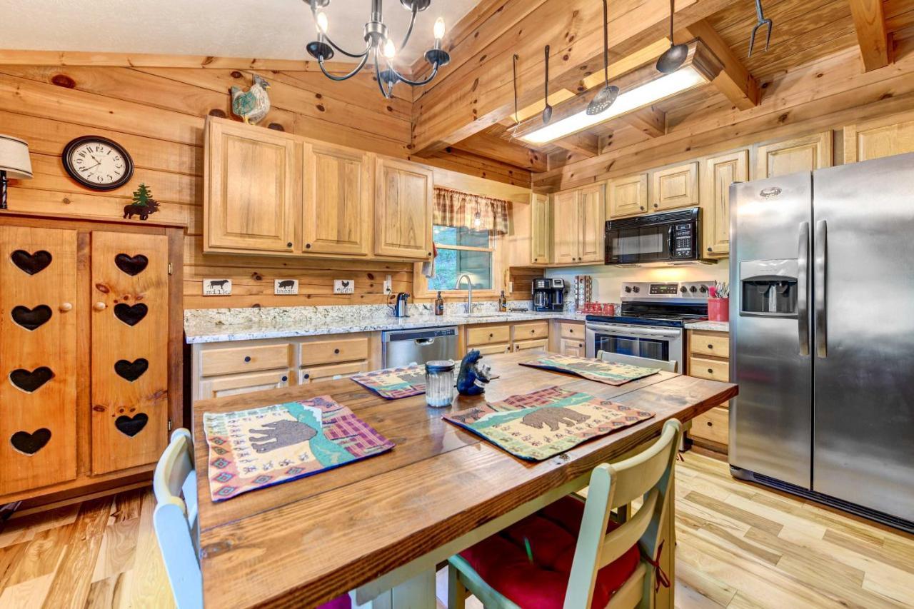 Waynesville Cabin With Covered Deck And Fire Pit! Lake Junaluska 外观 照片