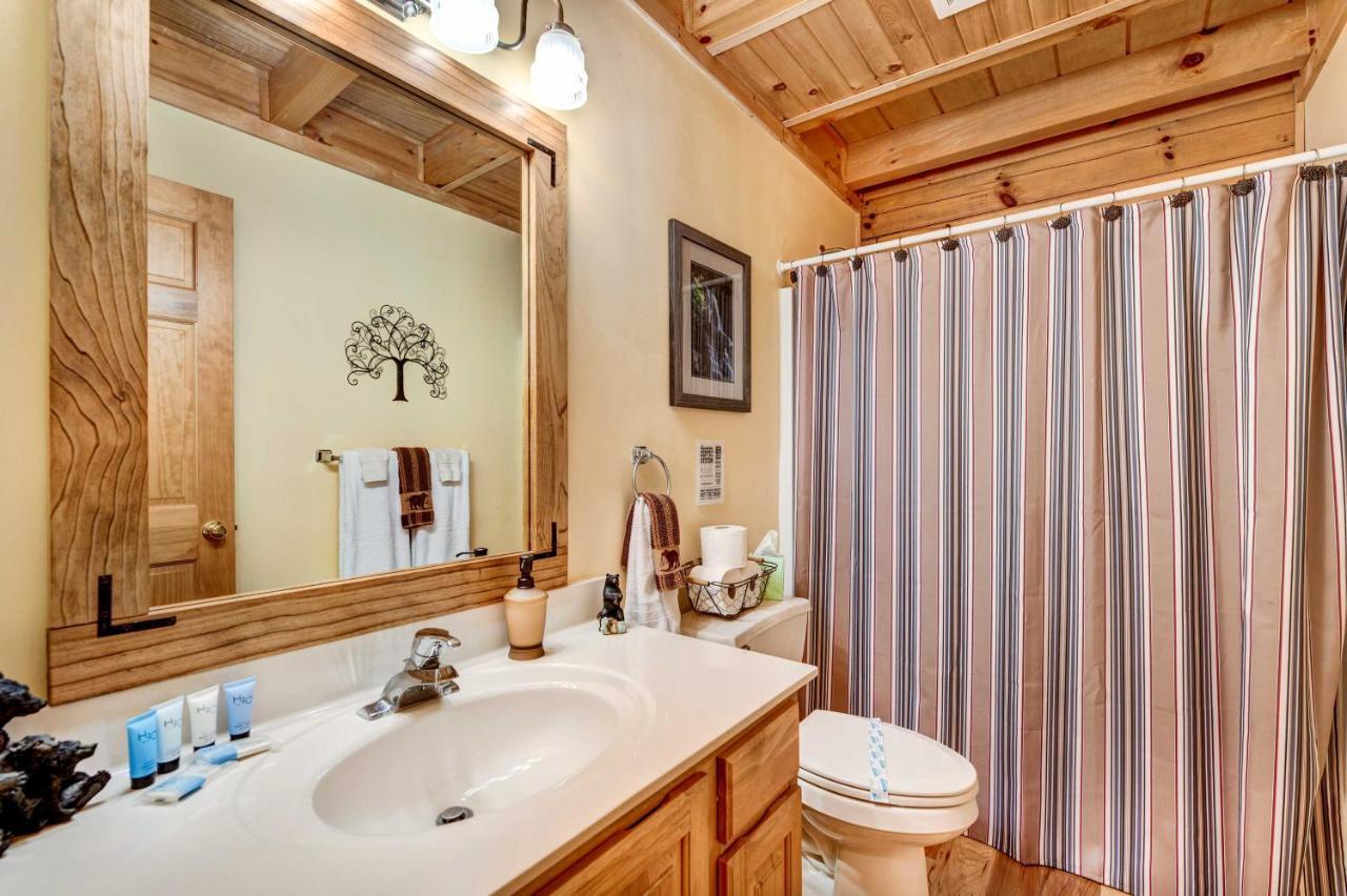 Waynesville Cabin With Covered Deck And Fire Pit! Lake Junaluska 外观 照片