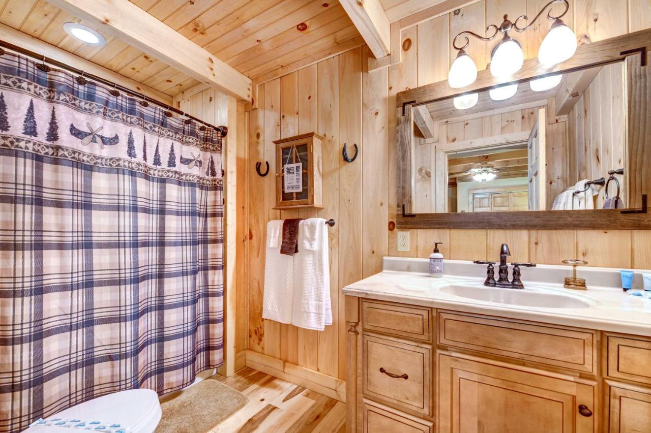 Waynesville Cabin With Covered Deck And Fire Pit! Lake Junaluska 外观 照片