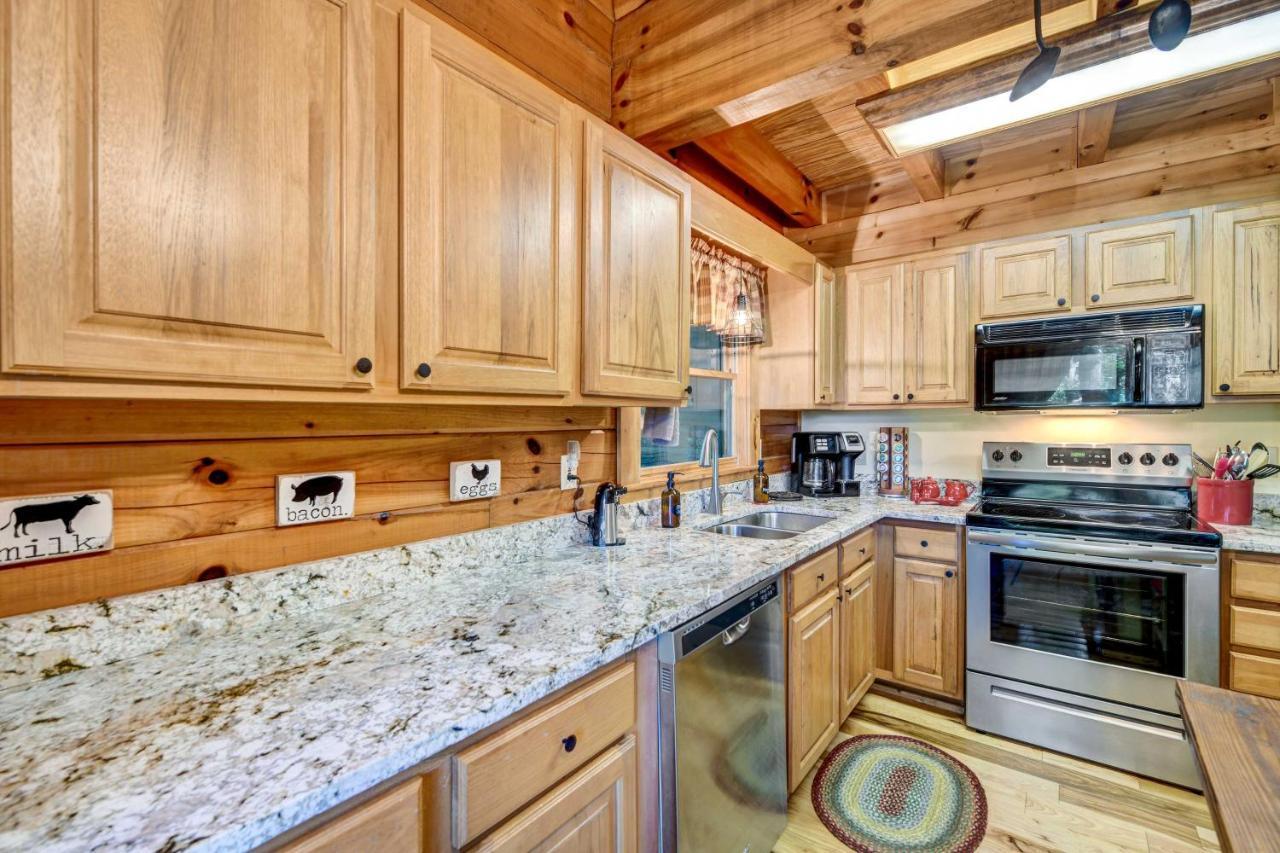 Waynesville Cabin With Covered Deck And Fire Pit! Lake Junaluska 外观 照片